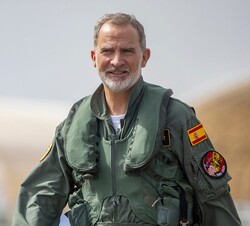 Su Majestad el Rey con el mono de vuelo